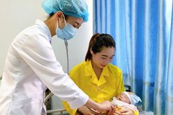 Bé 4 ngày tuổi ở Bắc Giang nguy kịch, phải thay toàn bộ máu