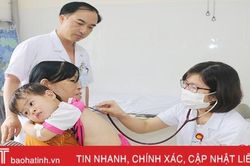 Bác sỹ Bệnh viện Nhi Trung ương điều trị cho bệnh nhân tuyến huyện Hà Tĩnh