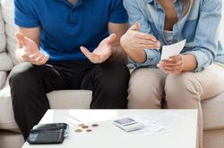 Có nên can ngăn bố mẹ mình cho chồng vay tiền?