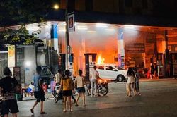 Cây xăng trên phố Hào Nam bốc cháy khi tài xế lùi ô tô làm đổ cột bơm, nhiều người một phen hoảng sợ