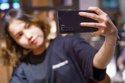 'Đọ' khả năng chụp selfie thiếu sáng của OPPO Reno3 và iPhone