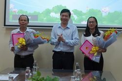 Trao quyết định về công tác cán bộ