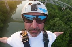 Người đàn ông mua riêng cây cầu để nhảy bungee