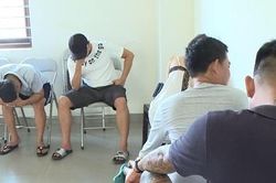 Bắt nhóm nam nữ thuê khách sạn mở 'tiệc' ma túy