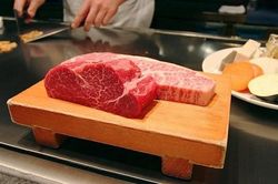 Bò Kobe giá 18 triệu đồng/kg vẫn 'cháy' hàng ở Việt Nam được nuôi thế nào?