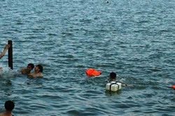 Nắng nóng, bố mẹ đưa cả trẻ con ra tắm sông Lam bất chấp nguy hiểm