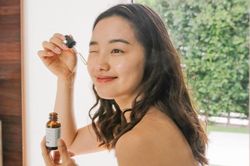 Làm thế nào để da bớt xấu khi dùng điện thoại nhiều?