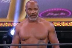 Mike Tyson xé áo trên sàn đấu vật Mỹ
