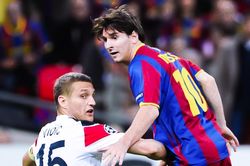 Tròn 9 năm Messi xộc thẳng trung lộ, sút xa tung lưới MU