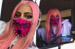 Lady Gaga đeo khẩu trang của NTK gốc Việt, đi xe tải giao album mới