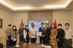 Tặng khẩu trang của Chính phủ Việt Nam cho cộng động người Việt tại Tây Ban Nha