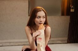 Người tô màu ký ức cho những chiếc bánh mì giữa lòng Hà Nội