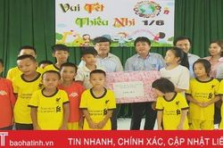 Bí thư Thành ủy Dương Tất Thắng tặng quà tại Làng Trẻ em mồ côi Hà Tĩnh