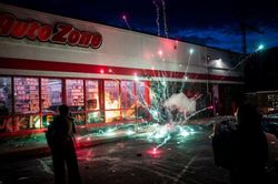 Mỹ: Bang Minnesota ban bố tình trạng khẩn cấp do bạo động chủng tộc