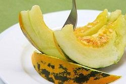 Công dụng tuyệt vời và những điều cần tránh khi ăn dưa bở