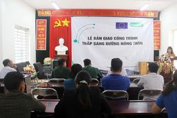 Khánh thành công trình thắp sáng đường nông thôn ở xã Tung Chung Phố