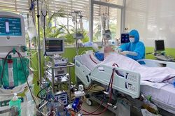 Phi công người Anh xoay được đầu, cử động đầu ngón tay