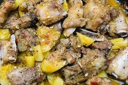 Sườn kho cùng thứ quả đang chín rộ này, vị ngấm chua, ngọt, mềm thơm, đảm bảo ngon 'nhức nách'