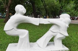 Các bức tượng công viên Thống Nhất 'đổi màu' từ lòe loẹt sang... trắng tinh