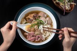 Đầu bếp Việt chia sẻ bí quyết nấu tô phở chuẩn vị Hà Nội