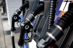 Giá dầu tháng 5 tăng kỷ lục gần 90%