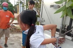 Mất tiền, gia đình trói cháu gái 12 tuổi vào thùng xe tải đánh đập