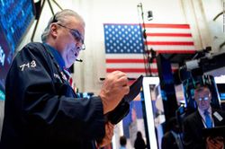Nhà đầu tư thở phào sau tuyên bố của ông Trump, chứng khoán Mỹ chứng kiến tháng 5 bùng nổ