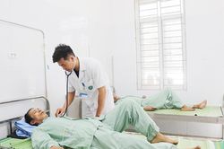 Gắp thành công cuống răng giả chui vào phổi bệnh nhân động kinh