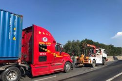 Quảng Ngãi: Va chạm giữa xe ô tô tải và xe đầu kéo, một người tử vong