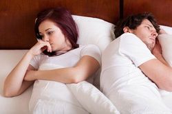 Chồng bắt tôi chấp nhận chuyện anh cặp bồ nếu không muốn mất con