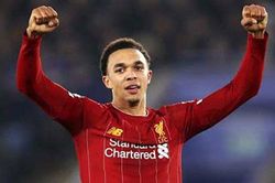 Alexander-Arnold nên đá tiền vệ ở Liverpool