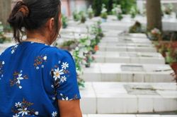 Người đàn bà nghèo nhặt 180 nghìn xác thai nhi về chôn cất trên ruộng nhà mình sau cuộc gặp ám ảnh trong bệnh viện