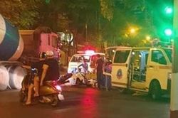 Va chạm với xe tải, 2 thanh niên đi xe máy không biển số nhập viện