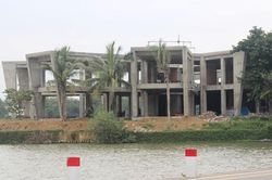 Yêu cầu tháo dỡ các hạng mục sai phạm tại dự án xây dựng bên sông Hương
