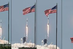 SpaceX phóng tàu vũ trụ Crew Dragon đánh dấu mốc lịch sử