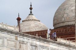 Mưa giông lớn khiến đền Taj Mahal bị hư hại