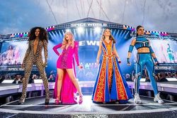Thành viên Spice Girls kiếm bộn tiền nhờ lưu diễn năm 2019 mà không cần Victoria Beckham