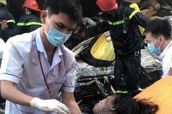 Nghẹt thở giải cứu nhiều người mắc kẹt trong ngôi nhà bốc cháy dữ dội
