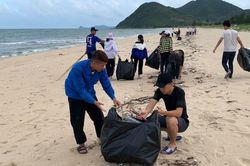 Đoàn viên và bộ đội biên phòng chung tay dọn rác bãi biển