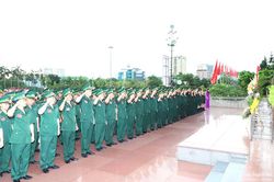Đoàn đại biểu Đại hội Đảng bộ BĐBP Nghệ An dâng hoa báo công với Chủ tịch Hồ Chí Minh