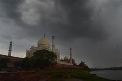 Ấn Độ: Giông bão kèm theo sấm sét gây hư hại Đền Taj Mahal
