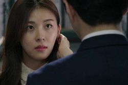 Đang ngủ say vợ bỗng nhiên bật dậy hốt hoảng: 'Anh ơi, chồng em về'