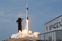 SpaceX trở thành hãng vũ trụ tư nhân đầu tiên đưa phi hành gia lên vũ trụ