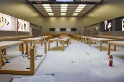 Lợi dụng hỗn loạn tại Mỹ, nhóm người quá khích vào Apple Store đập phá, vét sạch iPhone