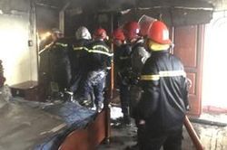Giải cứu 7 người bên trong căn nhà 2 tầng bốc cháy ở TP.HCM