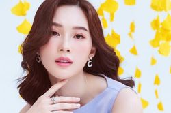 Hình ảnh đầu tiên của Hoa hậu Đặng Thu Thảo sau khi sinh con khiến người hâm mộ ngỡ ngàng