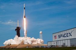 Giây phút lịch sử tàu của SpaceX nối với Trạm vũ trụ Quốc tế