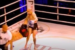 Võ sĩ xoay người 180 độ knock-out đối thủ