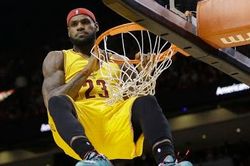 LeBron James nhảy qua đầu đối thủ để úp rổ