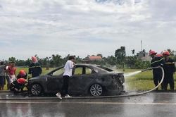 Tài xế khóc lóc, nhờ người lấy hộ giấy tờ trong ôtô đang cháy